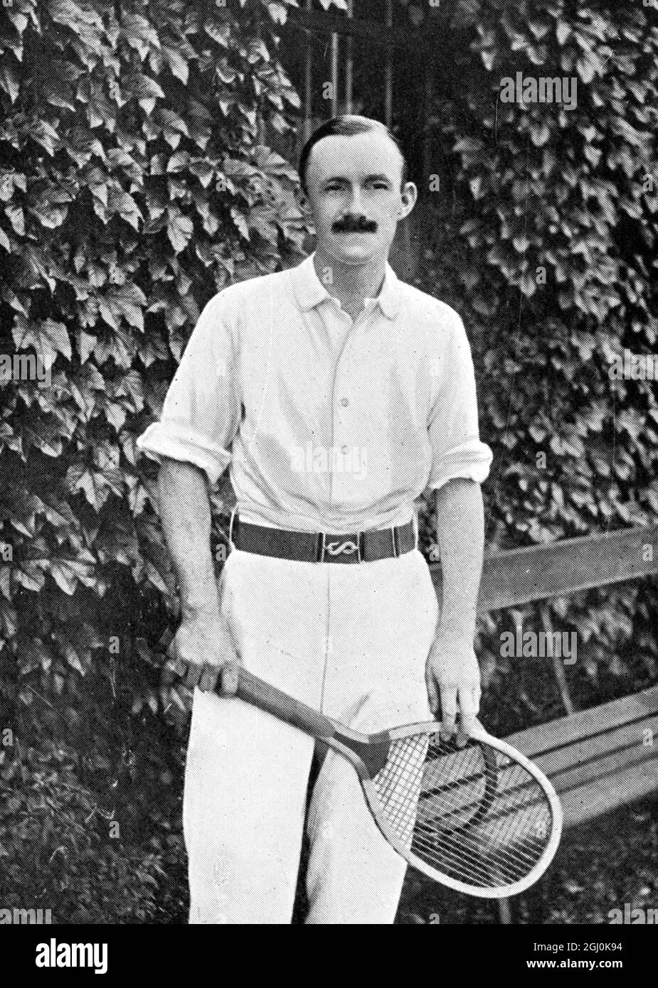 A. W. Gore 1901 - Arthur William Charles Wentworth Gore (né le 2 janvier 1868 à Lyndhurst, Hampshire - décédé le 1er décembre 1928 à Kensington, Londres) est un joueur de tennis de Grande-Bretagne. Il est surtout connu pour ses deux médailles d'or aux Jeux Olympiques de Londres en 1908, gagnant les singles pour hommes et les doubles pour hommes. Il a été intronisé au International tennis Hall of Fame en 2006. ©TopFoto Banque D'Images