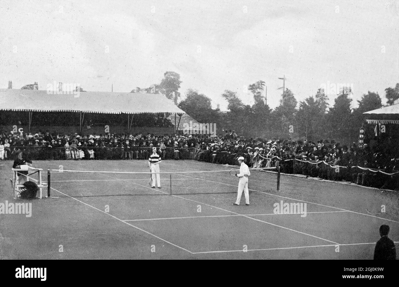 William Renshaw et Ernest Renshaw - 1883 William (''Willie'') Charles Renshaw (né le 3 janvier 1861 à Leamington, Warwickshire - décédé le 12 août 1904 à Swanage, Dorset) est l'un des plus grands joueurs de tennis britanniques de tous les temps. Il a remporté un total de quatorze titres à Wimbledon. Ernest Renshaw (3 janvier 1861 à Leamington - 2 septembre 1899 à son domicile de Waltham Saint-Laurent) était un joueur de tennis anglais. Avec son frère jumeau William Renshaw, il remporte sept fois les doubles hommes à Wimbledon. Ernest a également remporté le championnat des célibataires à Wimbledon une fois, en 1888. ©TopFoto Banque D'Images