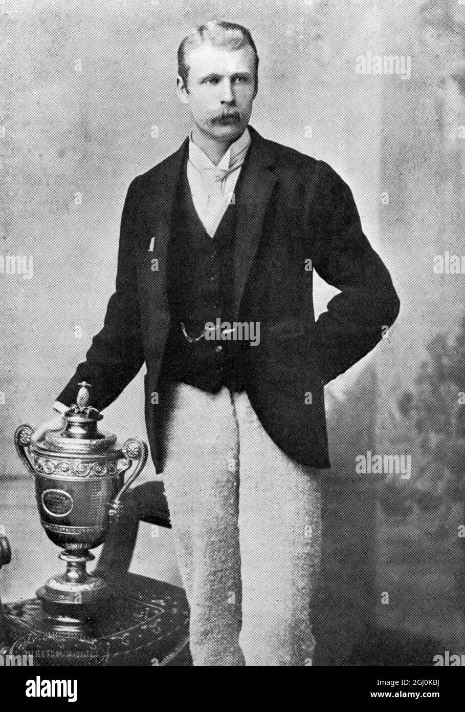 W. J. Hamilton en 1890 - Willoughby Hamilton (né sous le nom de James Willoughby ''Willoby'' Hamilton le 9 décembre 1864 à Monasterevin - décédé le 27 septembre 1943 à Dublin) était un joueur de tennis irlandais. Il a remporté les championnats de Wimbledon en 1890. ©TopFoto Banque D'Images