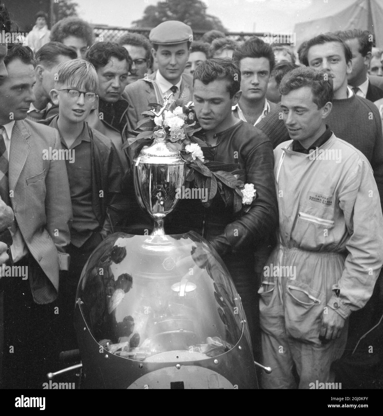 Mallory Park, Leicester: Rhodésie Motor-cyclisme ace, Gary Hocking avec la célèbre MV italienne Augusta Motorcycle, lauriers et coupe avec son mécanicien italien Motor-cycle dans les fosses de Mallory Park (24 septembre) après avoir gagné la course de l'année à une vitesse moyenne de 87.72 M.H. Le champion senior a remporté le premier prix de 1,000 £, battant Mike Hailwood (499 Norton) en deuxième place. 25 septembre 1961 Banque D'Images