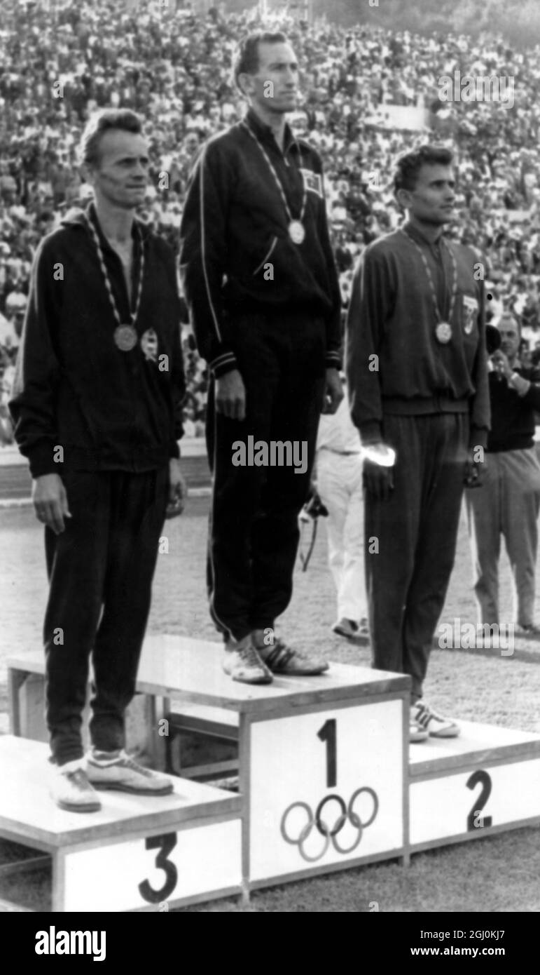 Les gagnants de l'événement de 1500 mètres posent sur le podium de gauche à droite I. Rozsavolgyi de Hongrie (3e), Herb Elliott d'Australie qui est arrivé premier , établissant un nouveau record du monde et M. Jazy de France le 2 septembre 1960 Banque D'Images