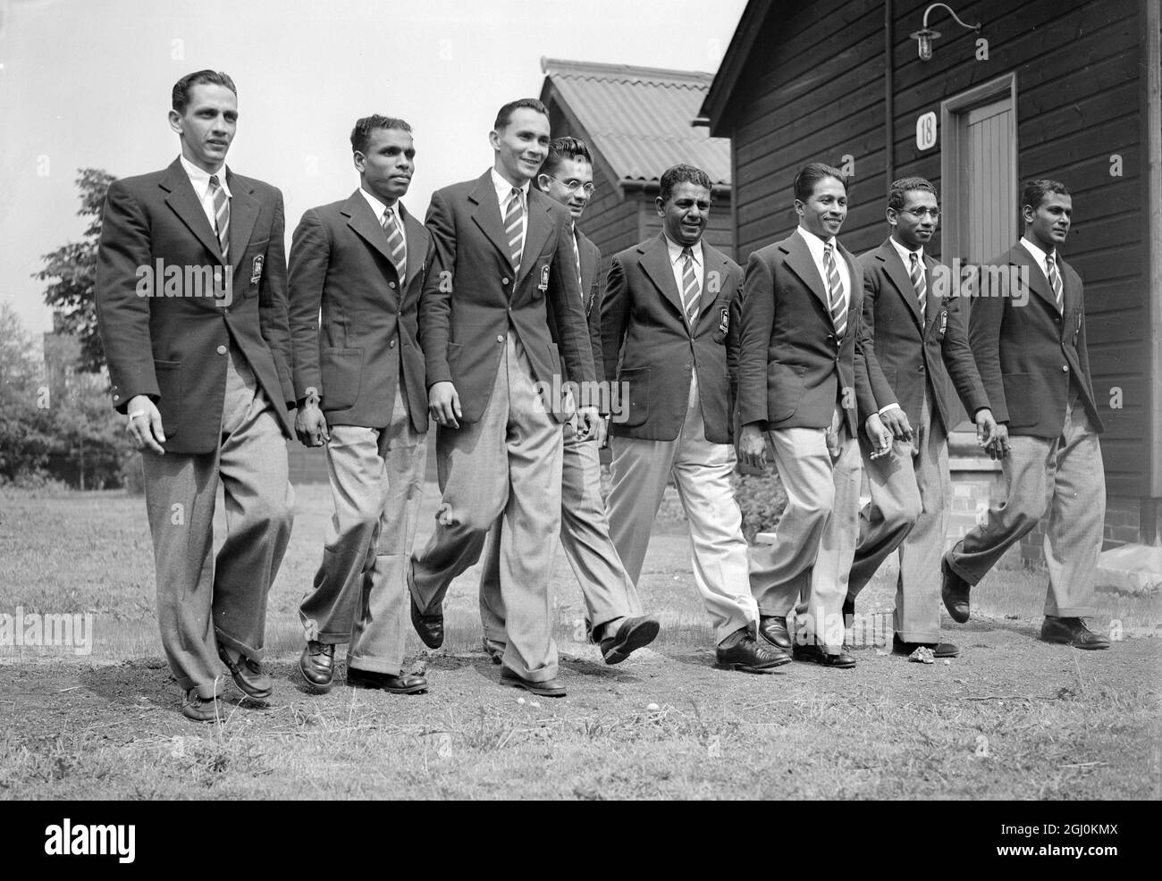 L'équipe olympique de Ceylan qui est arrivée au pays hier soir, a passé sa première journée à se détendre au camp olympique de Richmond Park, Londres. L'équipe olympique de Ceylan de gauche à droite : Edward Gray, Albert Perera, Duncan White, John de Sarem, M. Perera (gestionnaire d'équipe), George Peiris, Leslie Handunge et Alexander Obeyesekere, 13 juin 1948 Banque D'Images