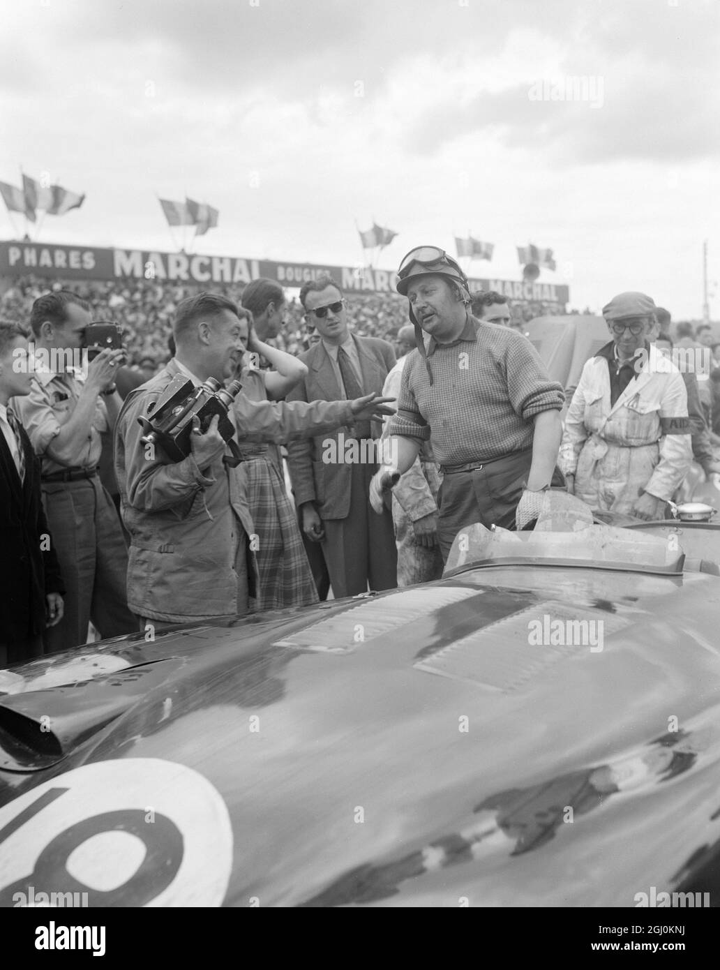 15 juin 1953 l'équipe de Rolt-Hamilton remporte la course de 24 heures du Mans la presse entoure Duncan Hamilton après la fin. Crédit : TopFoto.co.uk Banque D'Images