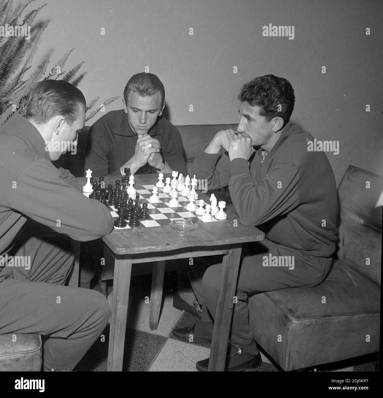 Rengo, Chili: Se détendre au cours d'une partie tranquille d'échecs sont trois membres de l'équipe nationale hongroise de football, maintenant en l'entrainement pour préparer l'ouverture des Championnats du monde de football de gauche à droite: Nagy Istvan; Gorocs TANOS, et Meszoly Kalman. 27 mai 1962 Banque D'Images