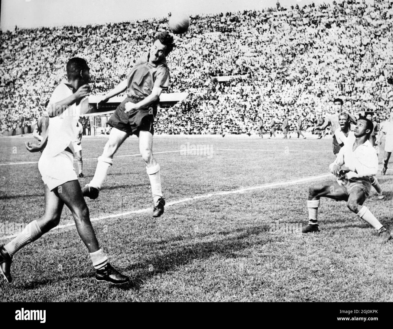 Santiago, Chili: Araya, centre chilien en avant, dirige la balle mène au succès pour l'équipe du Brésil pendant le match joué ici le 4 octobre. Le résultat a été un tirage de 1-1. 26 octobre 1961 Banque D'Images