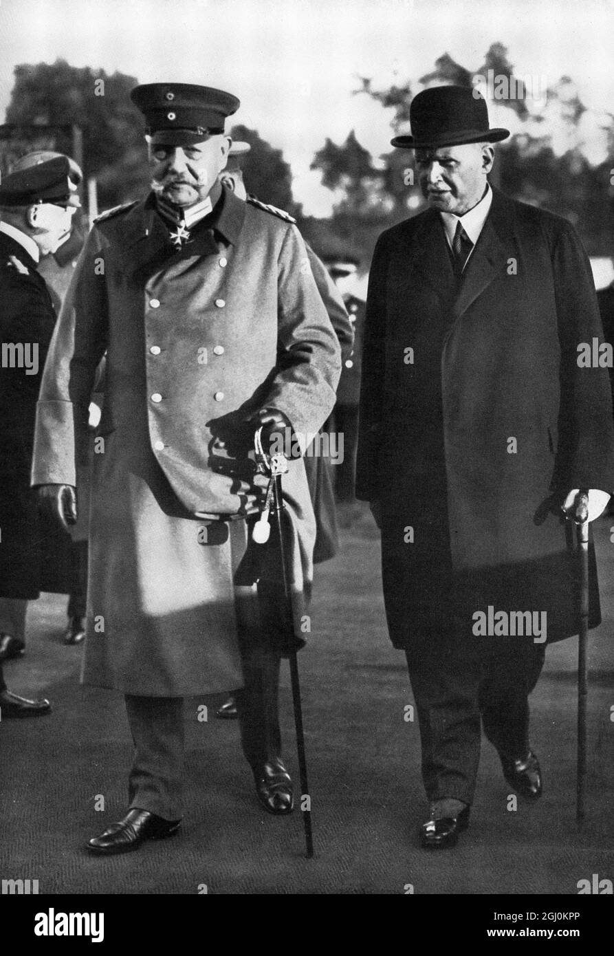 Paul Ludwig Hans Anton von Beneckendorff und von Hindenburg connu universellement sous le nom de Paul von Hindenburg et Dr. Theodor Lewald Los Angeles 1932, Jeux Olympiques : Banque D'Images