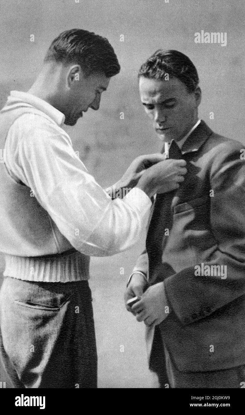 X Olympiad, Los Angeles, août 1932. 5 000 m pour hommes : Lauri LEHTINEN (1er) et Ralph HILL des États-Unis (2e) échangent leurs broches Banque D'Images