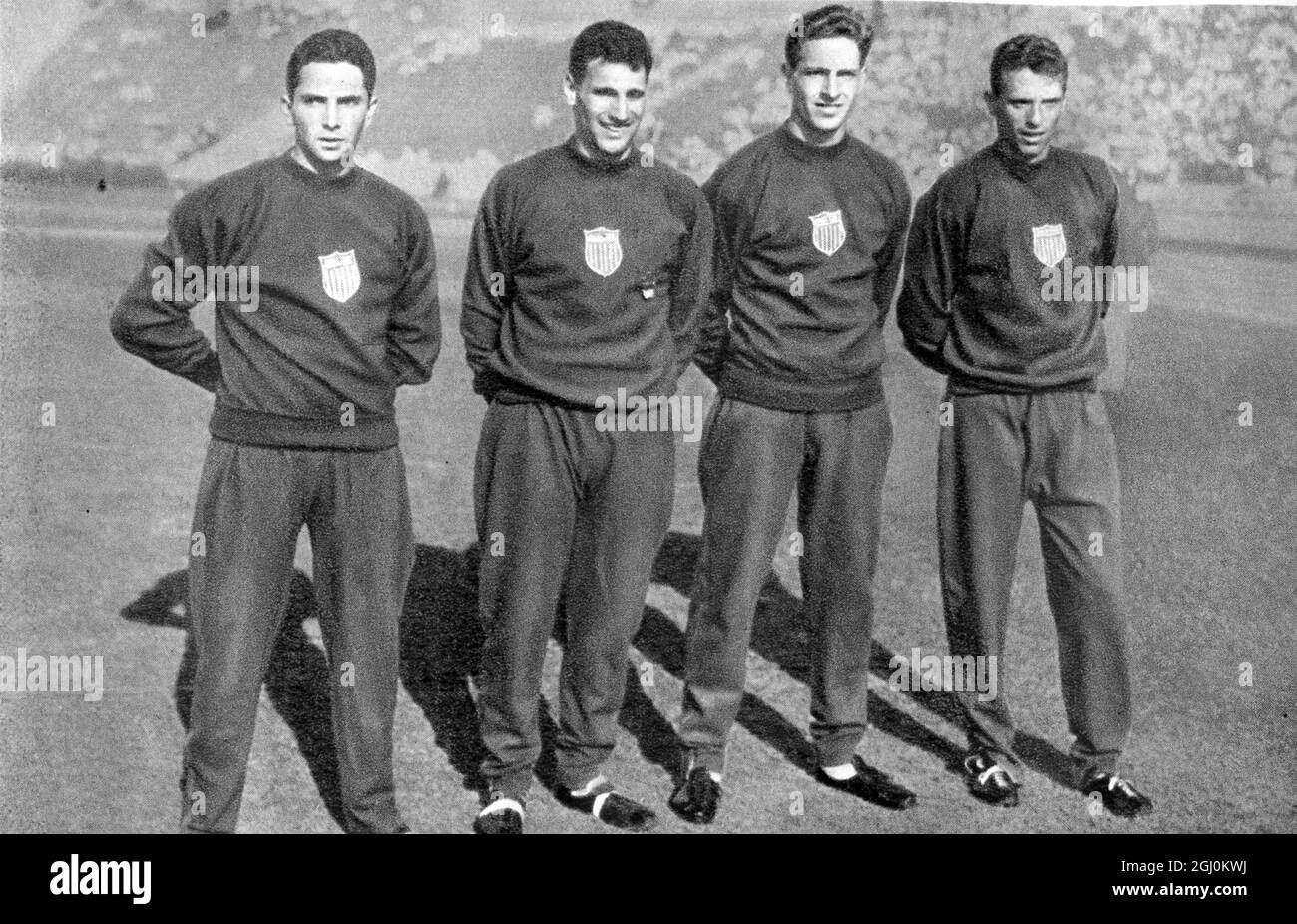 X Olympiad, Los Angeles, août 1932. Équipe de relais olympique américaine de 4 x 400 mètres de gauche à droite : Bill Carr (État de Pennsylvanie), Karl Warner (Yale), Edgar Ablowich (Californie du Sud); Ivan Fuqua (Indiana) Banque D'Images