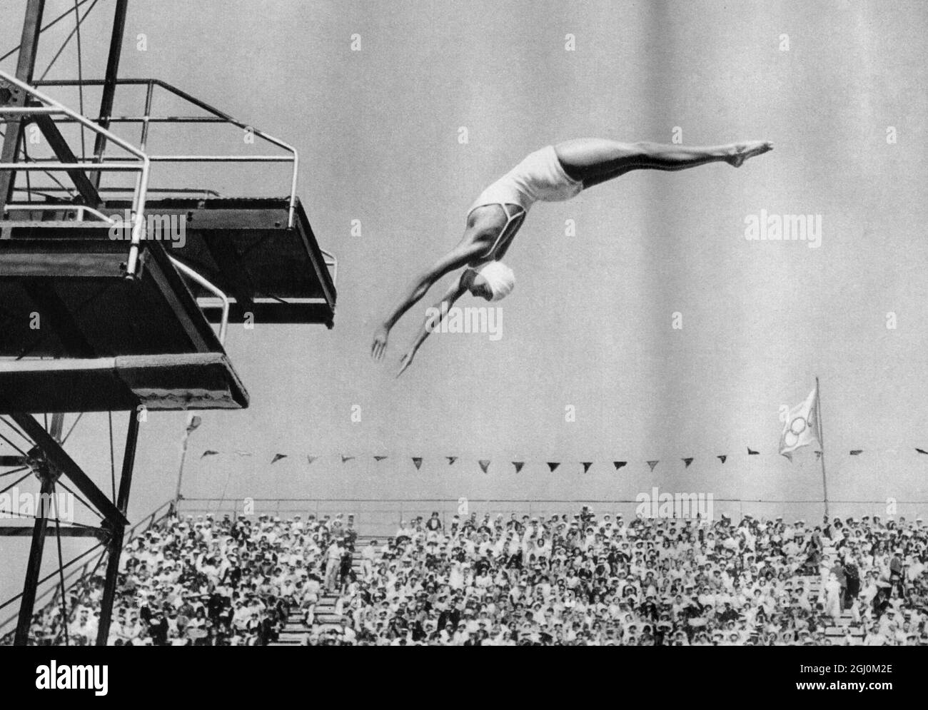 Jeux olympiques 1932, Los Angeles, USA, Women's Springboard Diving, USA Jane Fauntz en action pour gagner la médaille de bronze Banque D'Images