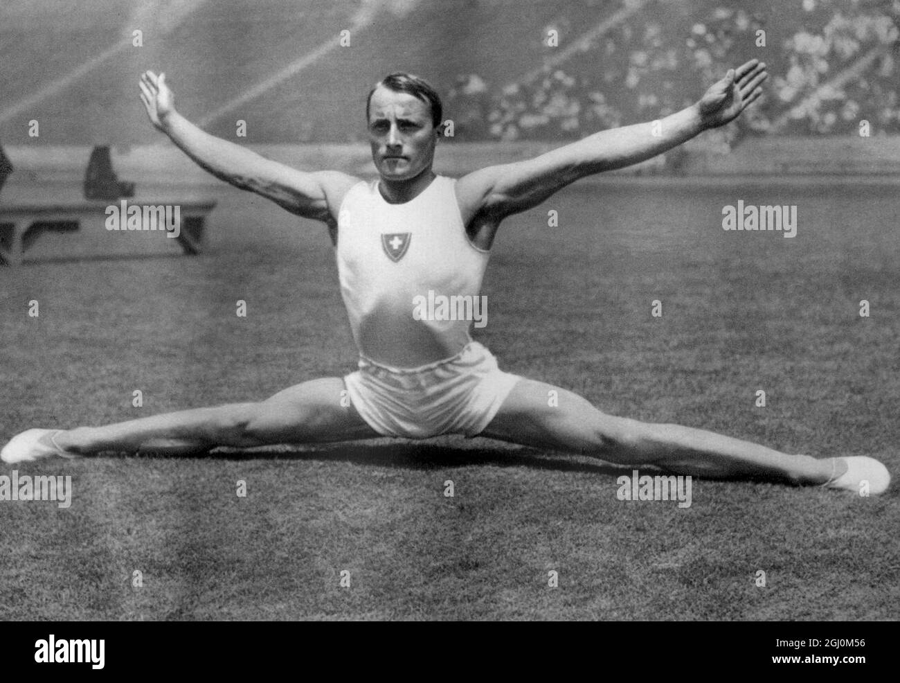 1932 Jeux Olympiques, Los Angeles, Etats-Unis, Gym, Suisse George Meiz en action pour gagner l'argent dans les exercices d'étage Banque D'Images