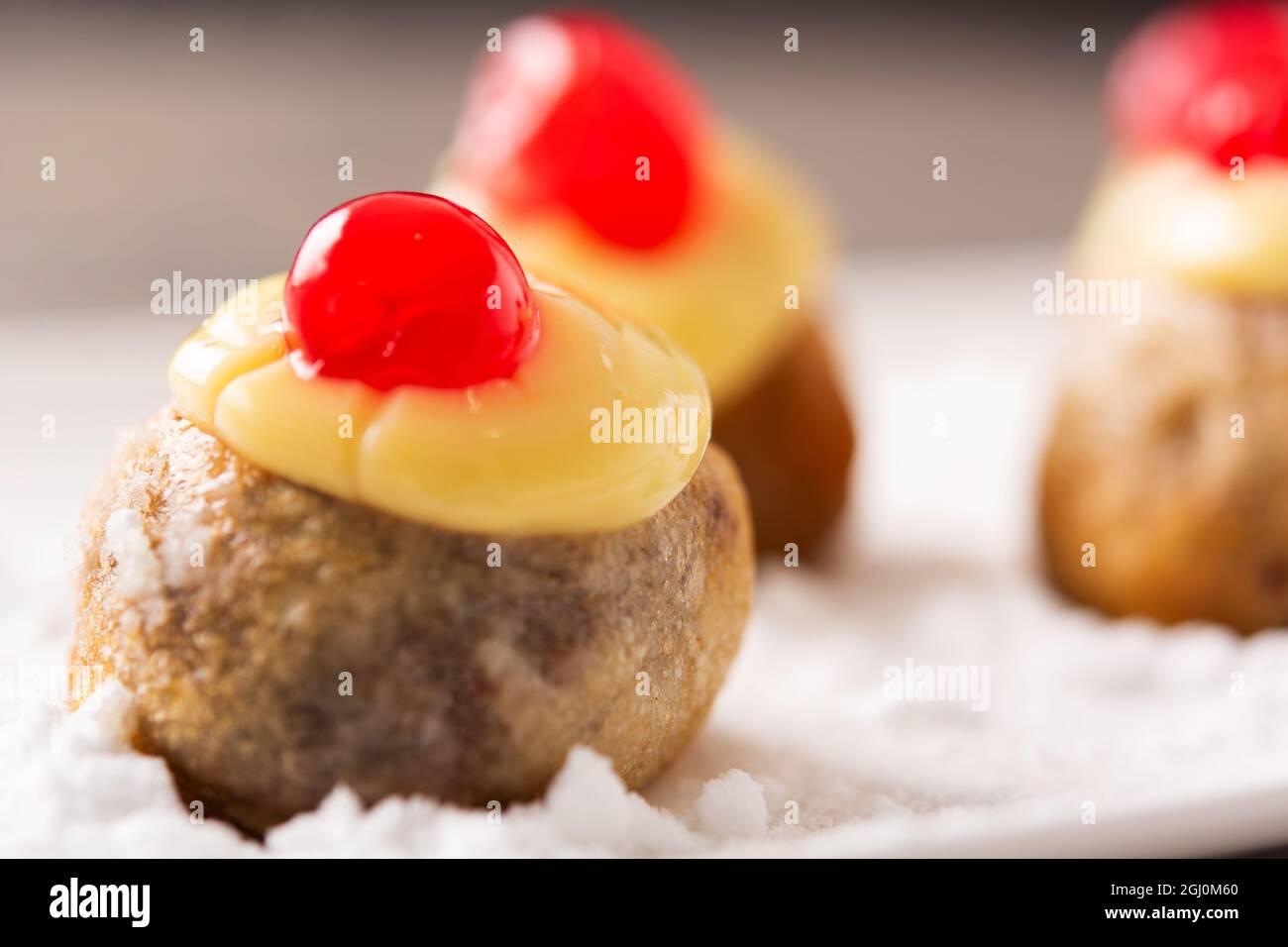 Pâtisserie italienne traditionnelle zeppole sur une table en bois Banque D'Images