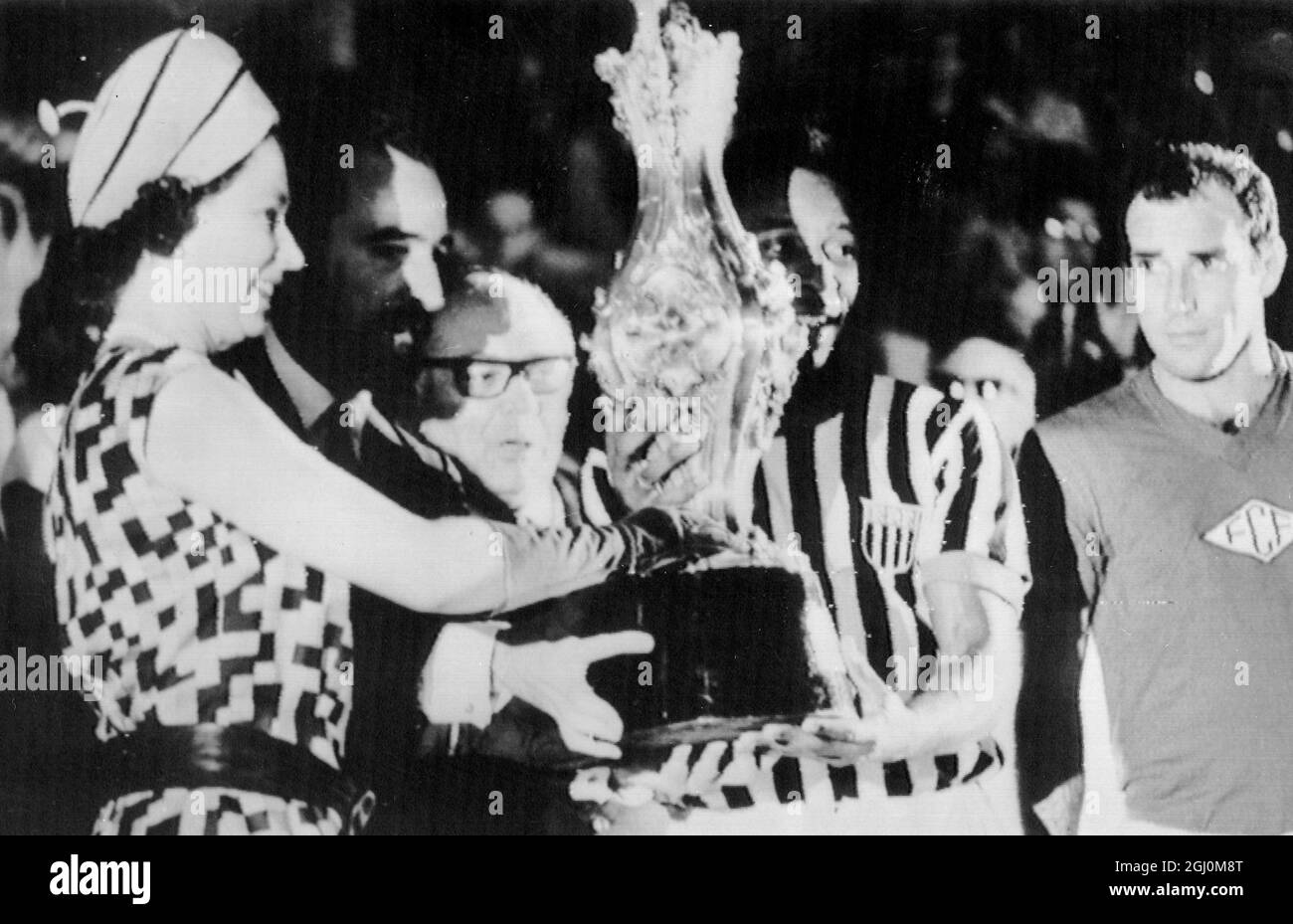 Rio de Janeiro Queen Elizabeth II tournée en Amérique du Sud mains argent victoire coupe au roi de football 28 ans Pele pour un match amical entre Sao Paulo et Rio de Janeiro 11 novembre 1968 Banque D'Images