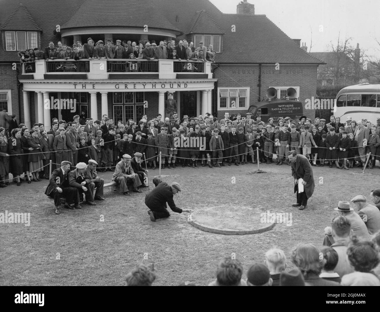 L'épreuve d'équipe des championnats britanniques de Marbles à Tinsley Green sur la gauche sont les Spitfires de Copthorne et sur la droite Handcross Bulldogs les championnats de 350 ans sont réputés avoir commencé à Elizabeth Days 1962 Banque D'Images