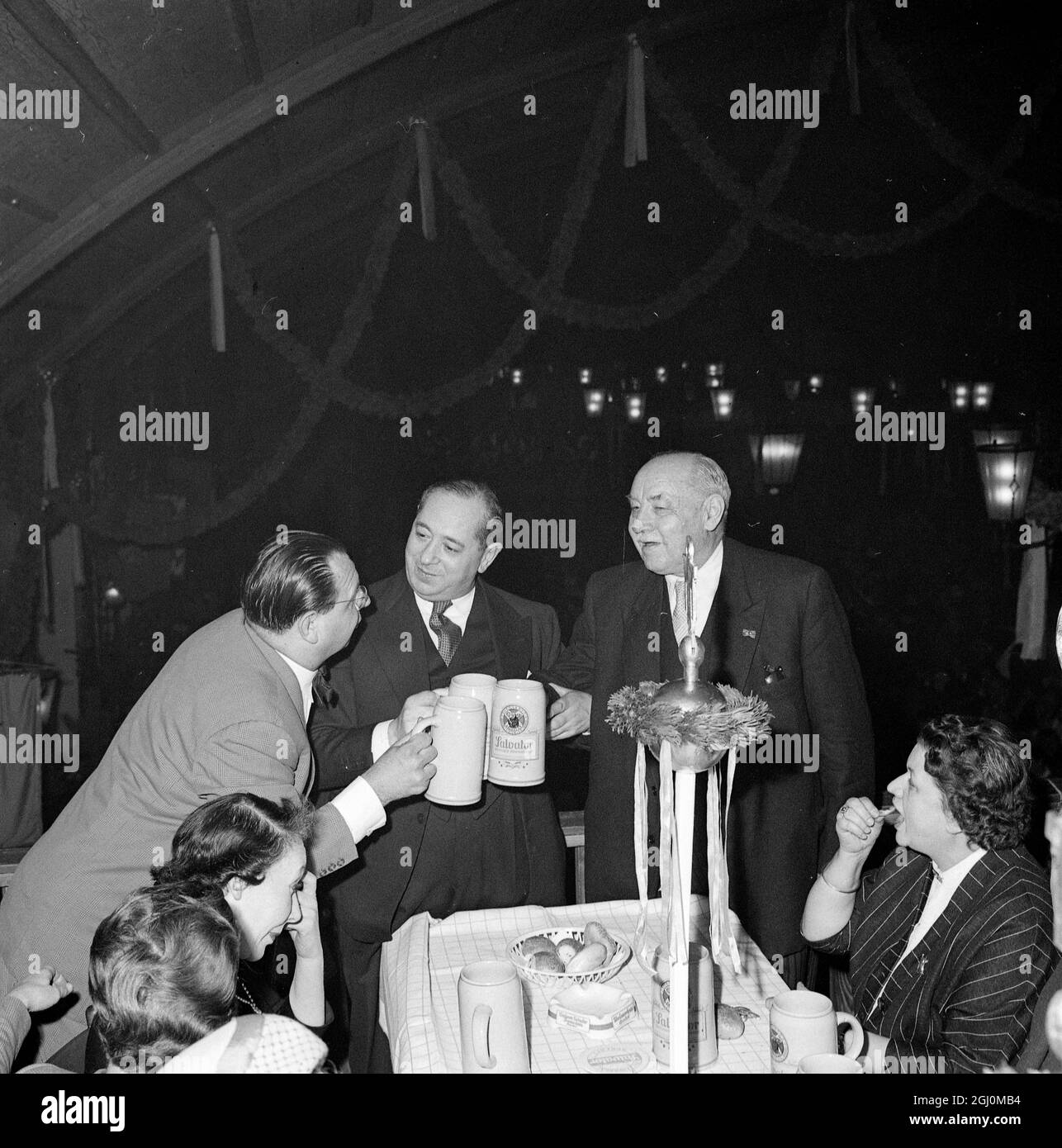 A Munich, célèbre cave à bière le Salvator Keller de gauche à droite Professeur Maurer Lord Mayor Leslie lever of Manchester England Oberburgermeister Thomas Wimmer Maire de Munich Allemagne 12 mars 1958 Banque D'Images