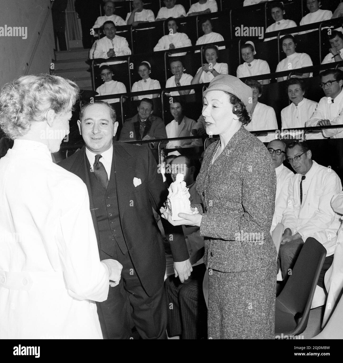 Lord Major Leslie lever et son épouse Mme lever, qui reçoit un cadeau de médecins de l'hôpital de Munich Allemagne après leur visite en hommage aux membres de l'équipe de football de Manchester United qui sont morts dans l'accident d'avion du 12 mars 1958 Banque D'Images