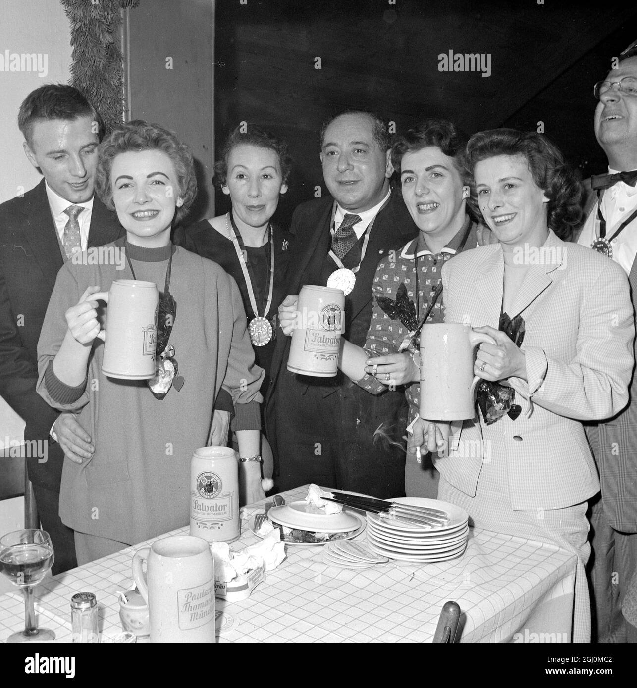 Dans la célèbre cave à bière de Munich, le Salvator Keller a gauche à droite le joueur de football de Manchester United Albert Scanlon et sa femme Mme Josephine Scnlon Mme lever avec son mari Lord Mayor Leslie lever de Manchester Mme Jean Blanchflower Mme Hilde Berry Professeur Maurer visite l'Allemagne en hommage aux membres de l'équipe de football de Manchester United qui sont morts dans l'accident d'avion 12 mars 1958 Banque D'Images