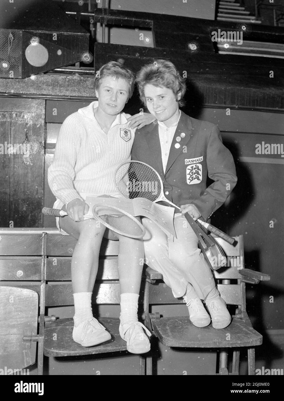 Empire Pool , Wembley 48e Championnat annuel de badminton toute l'Angleterre . de gauche à droite Miss Heather Ward ( Surrey ) quatre fois vainqueur du titre junior de l'Angleterre et Mme Tony Holst Christensen (Copenhague ) Danemark . 19 mars 1958 Banque D'Images