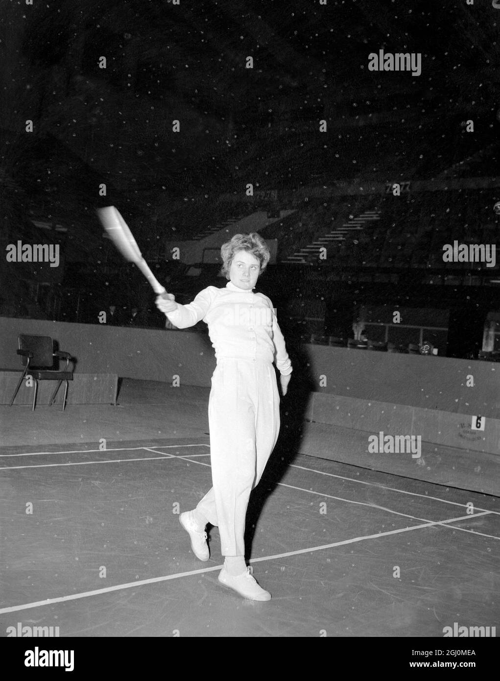 Empire Pool , Wembley 48e Championnat annuel de badminton de l'Angleterre . Mme Tony Holst Christensen (Copenhague ) Danemark ancienne Mlle Tony Peterson et a été championne nationale danoise en 1956 . 19 mars 1958 Banque D'Images