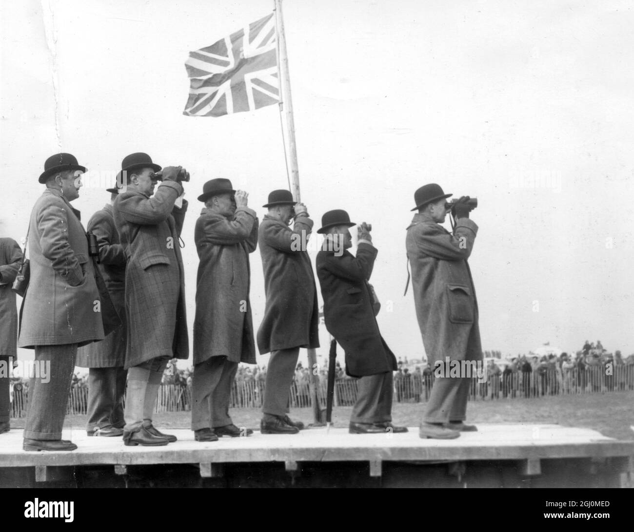 Porter des chapeaux de Bowler juges à la brigade de ménage Saddle Club's point to point Steeplechases à Crowell près de Chinnor , Oxfordshire . 22 mars 1958 Banque D'Images