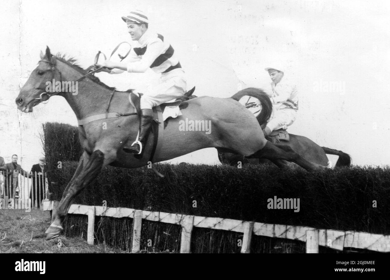 M. C . Glyn sur '' Windsor Oak '' le gagnant , dirigeant M. J . A . Leavett - Shenley sur '' Rodenstown '' qui a été deuxième à la brigade de la maison Saddle Club's point to point Steeplechases à Crowell près de Chinnor , Oxfordshire . 22 mars 1958 Banque D'Images