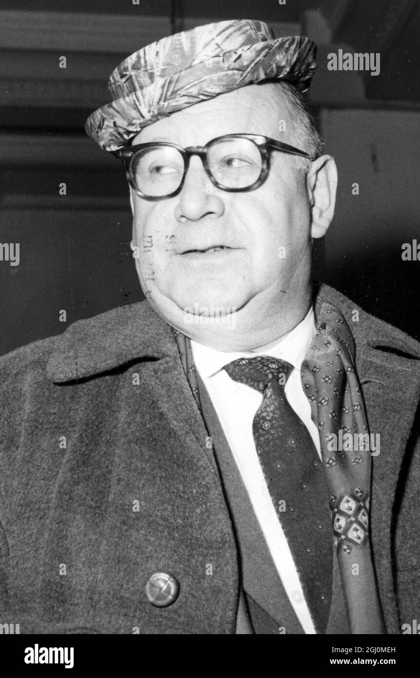 Le bourgmestre Adolph Hieber, avec son chapeau de femme, a fait rire l'aide à la boutique le 8 mars 1958. Était un distributeur de musique et des éditeurs de musique et deuxième maire de la ville de Munich Banque D'Images