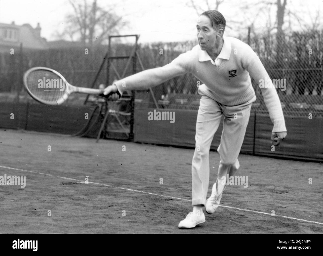 Roehampton Club Surrey Tournai de tennis sur terrain dur . Lord Ronaldshay  en action contre MJ Sangster dans leur match simple . 31 mars 1958 Photo  Stock - Alamy