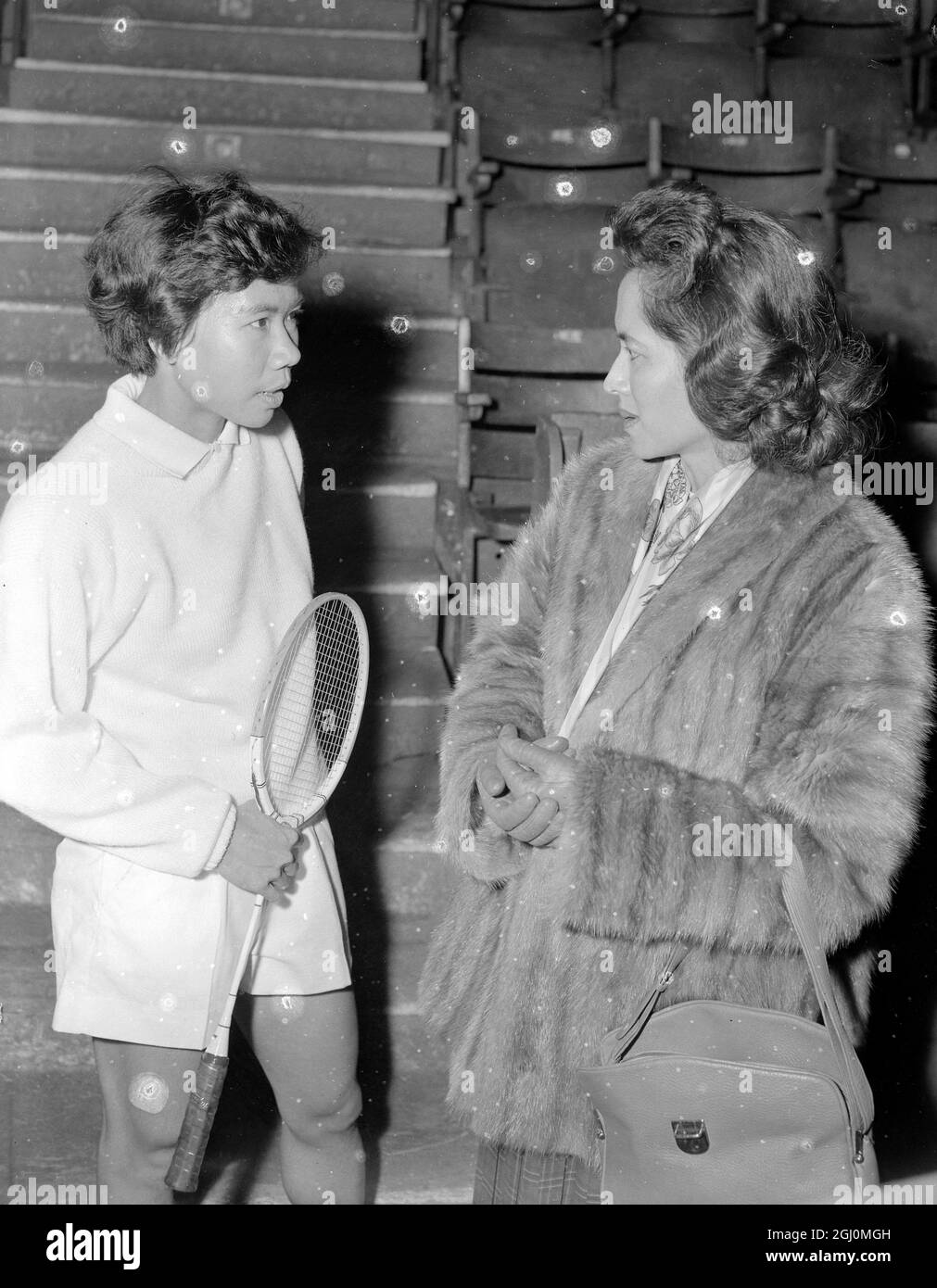 Empire Pool Wembley tous les championnats d'Angleterre de badminton à l'Empire Pool parlant ensemble de gauche à droite Miss Pratuang Pattabongse et HRH Princesse Galyani Vadhama de Siam . 20 mars 1958 Banque D'Images