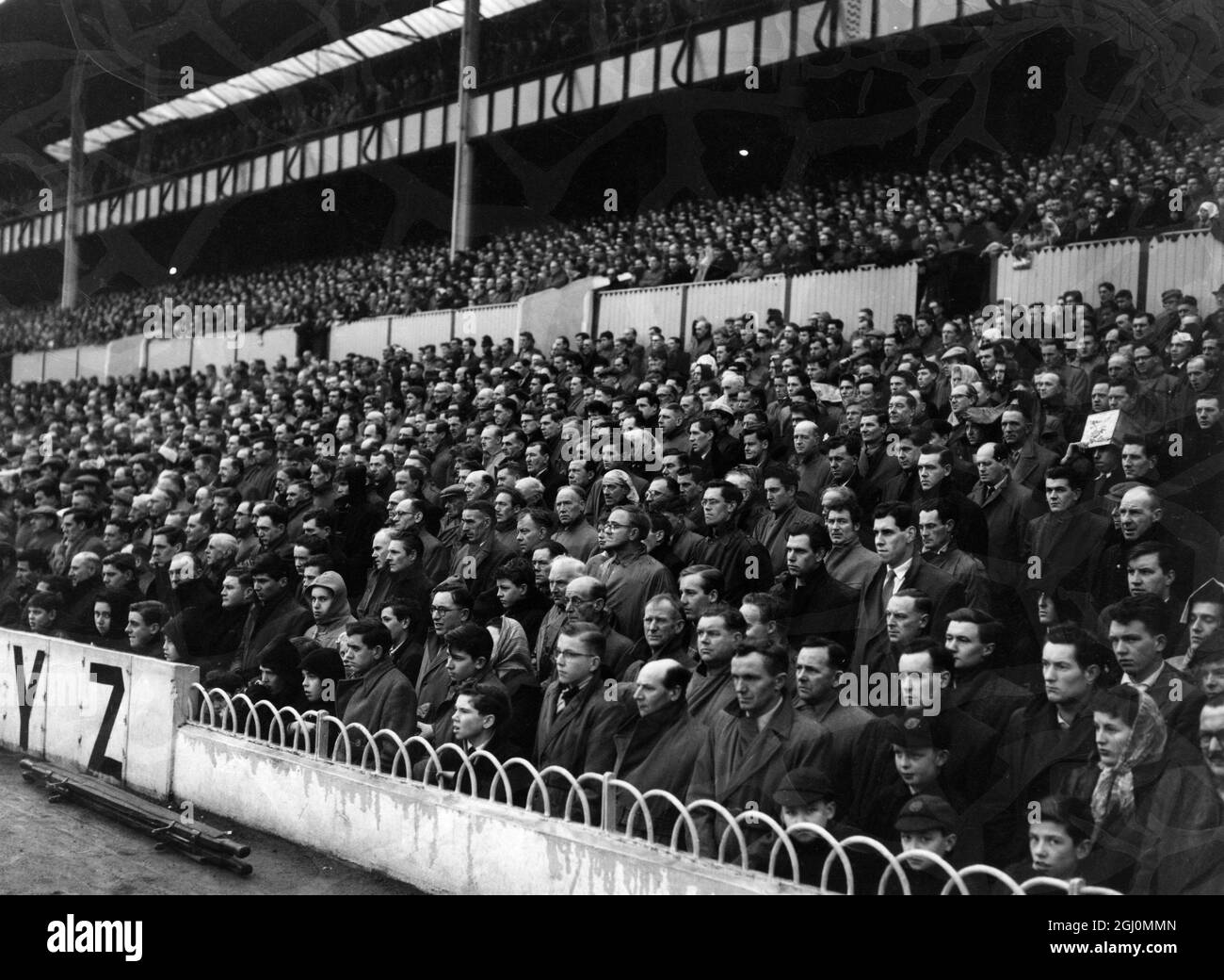 Les fans de football au sol des Spurs se tiennent en silence à la mémoire des officiels et journalistes des joueurs de Manchester United tués dans l'accident aérien de Munich. Des millions de fans et de joueurs de football et de rugby à travers la Grande-Bretagne ont observé le silence. 8 février 1958 Banque D'Images