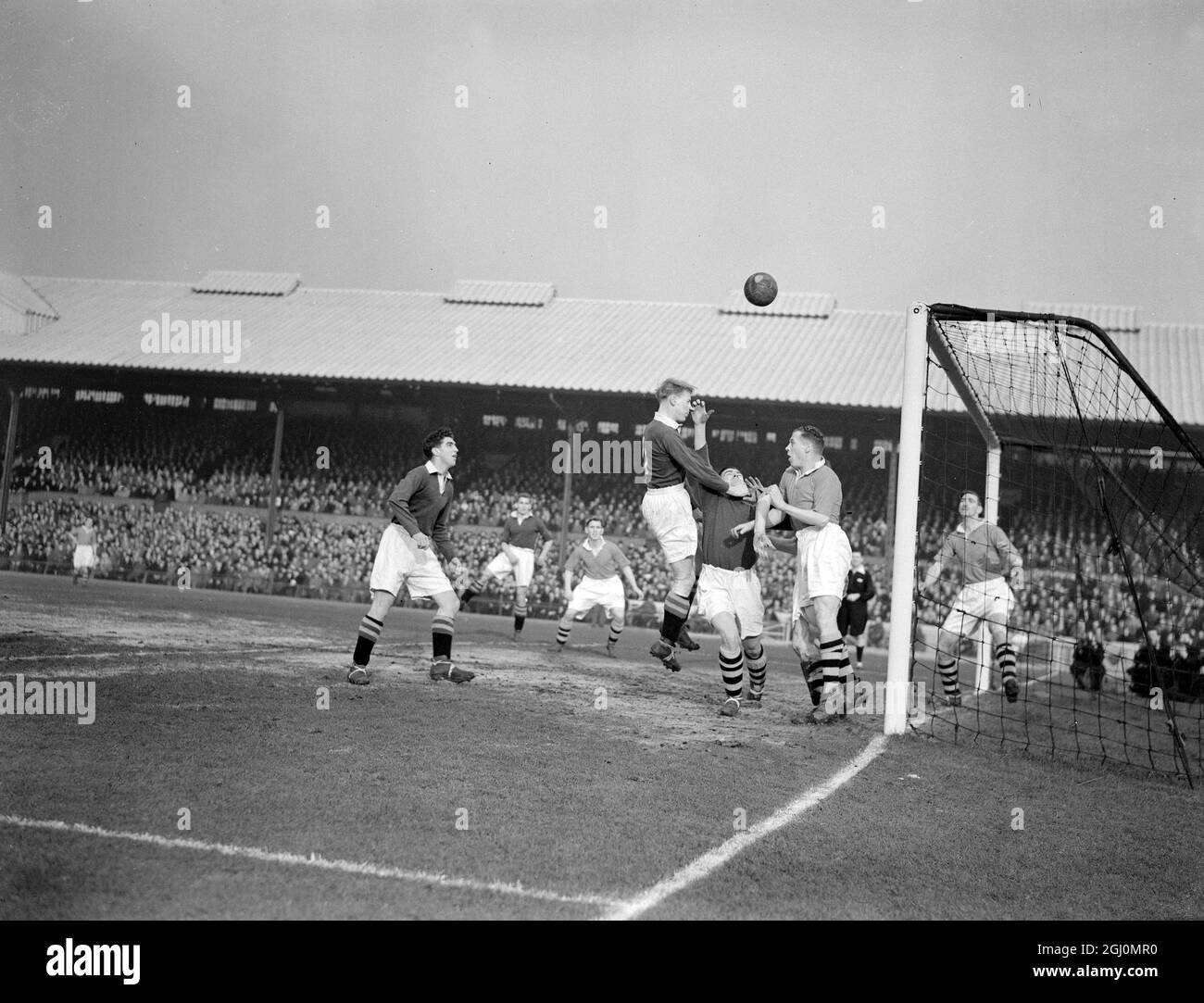 Londres: Williams , Chelsea à l'extérieur - à gauche se dirige vers l'objectif de la ville d'Exeter dans ce F . A . Répétition de la quatrième manche de la coupe à Stamford Bridge . 31 janvier 1951 Banque D'Images