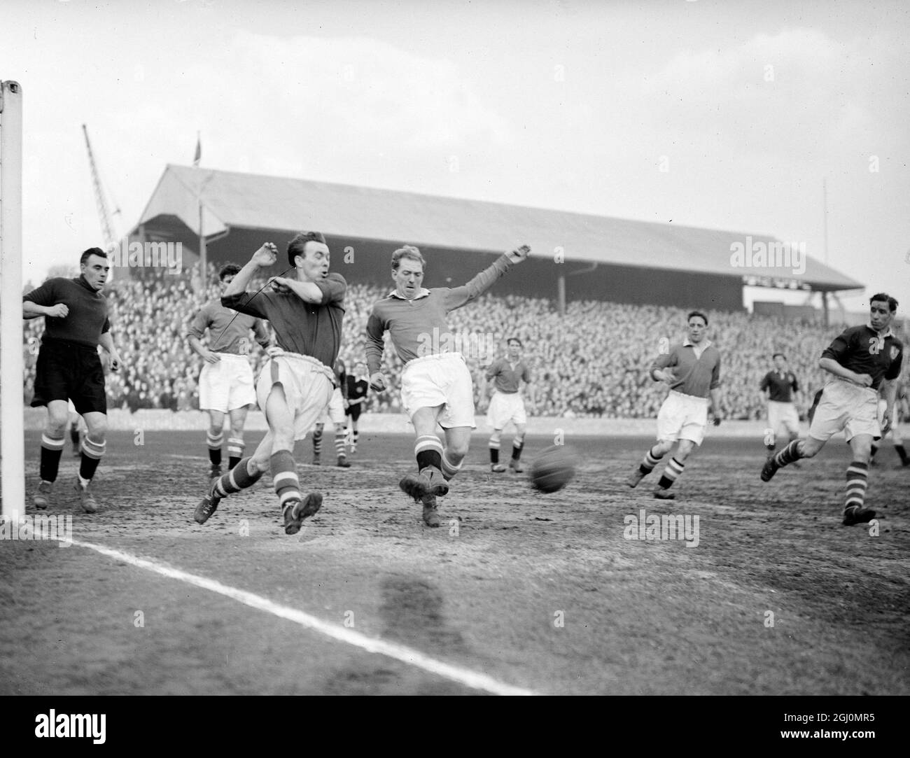 Londres: Smith , Millwall ' s à l'intérieur - à droite (à gauche) et Walton , Exeter City ' s à droite - à l'arrière , lutte pour le ballon pendant leur division de ligue de football. Trois matchs joués au sol de Millwall . 7 février 1953 Banque D'Images