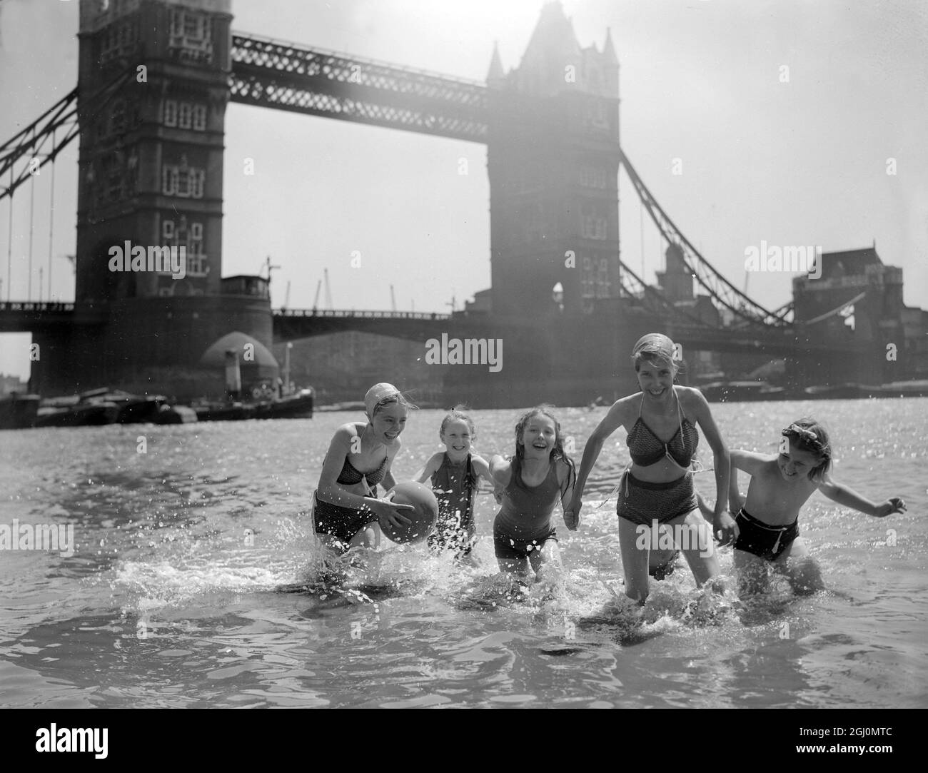 Les Londoniens apprécient le beau temps de Whitsun à Tower Pier . 17 mai 1948 Banque D'Images