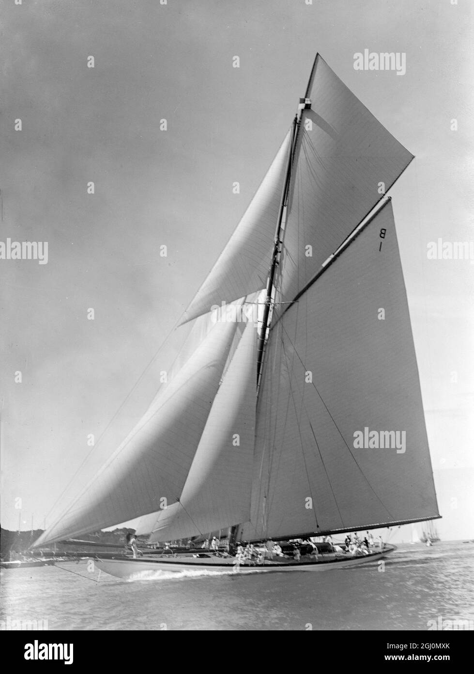 Course de yacht à Cowes , île de Wight . Le yacht , blanc chiné . 1911 Banque D'Images