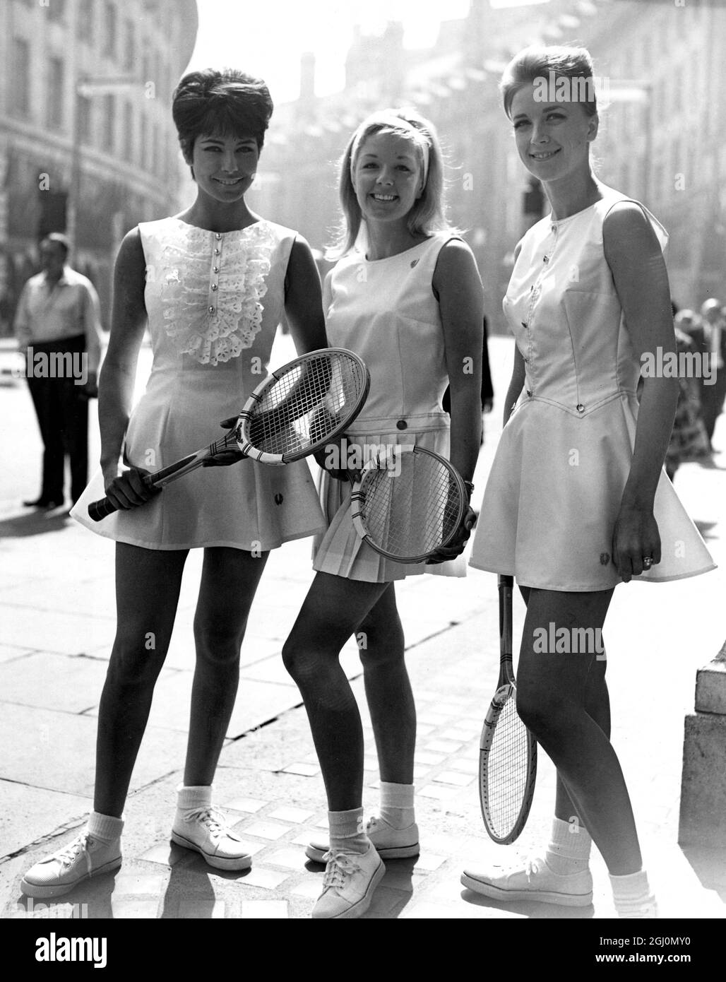 Sandra Russell en tenue pique avec Broderie avant anglais , Felicity Fox en  robe tricel avec nouvelle jupe à couteau plissée et Judy Wilson en robe  tricel avec gilet intégré étiré avec