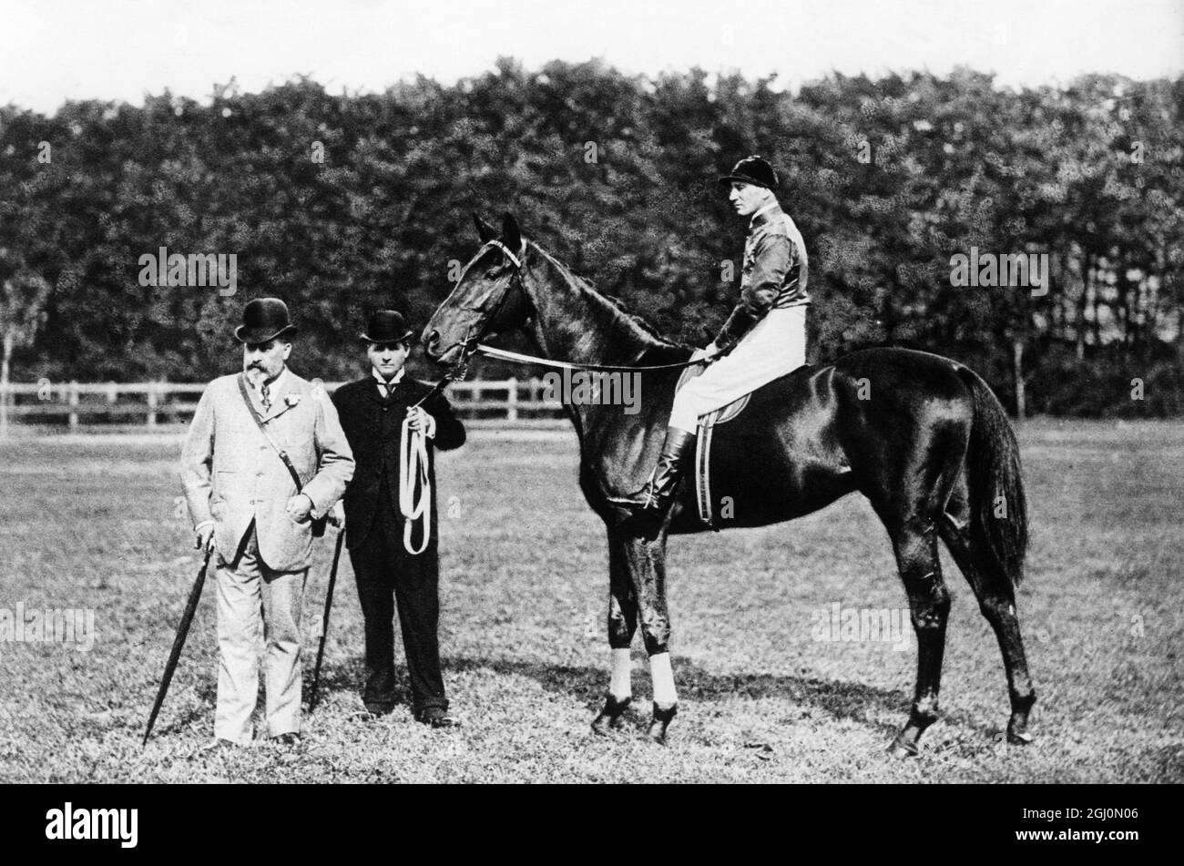 Edward VII avec cheval de course , entraîneur et jockey Banque D'Images