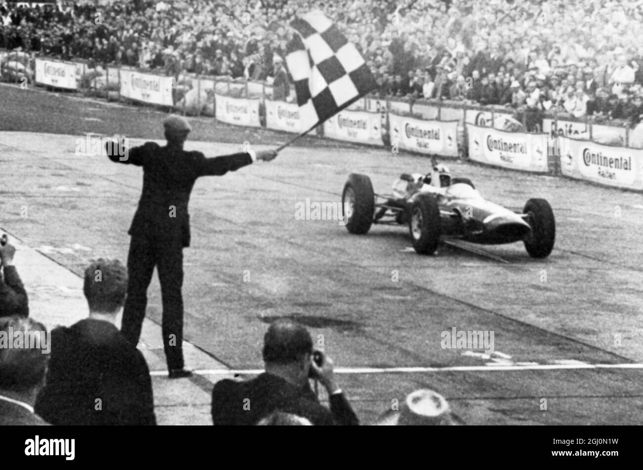 John Surtees traverse la ligne d'arrivée de sa Ferrari pour remporter le Grand Prix d'Allemagne à Adenau. 2 août 1964 Banque D'Images