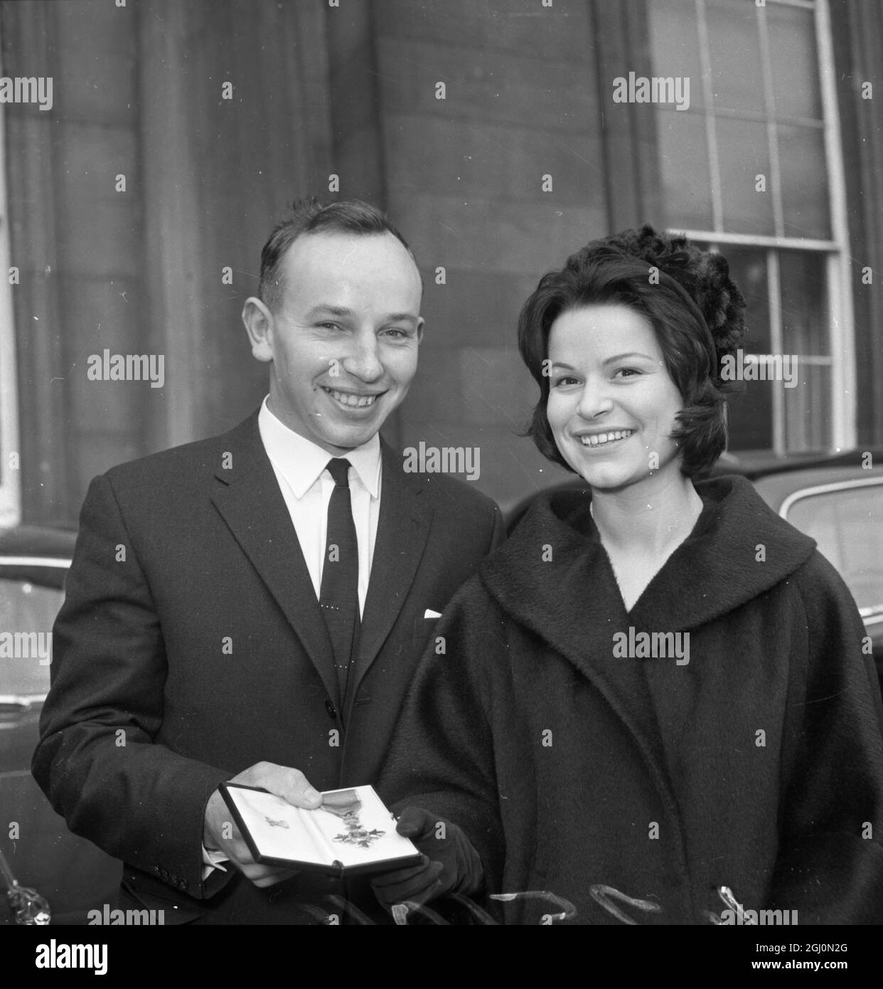 John Surtees avec Miss Patricia Burke à l'extérieur de Buckingham Palace après qu'il a recueilli son OBE 21 novembre 1961 Banque D'Images