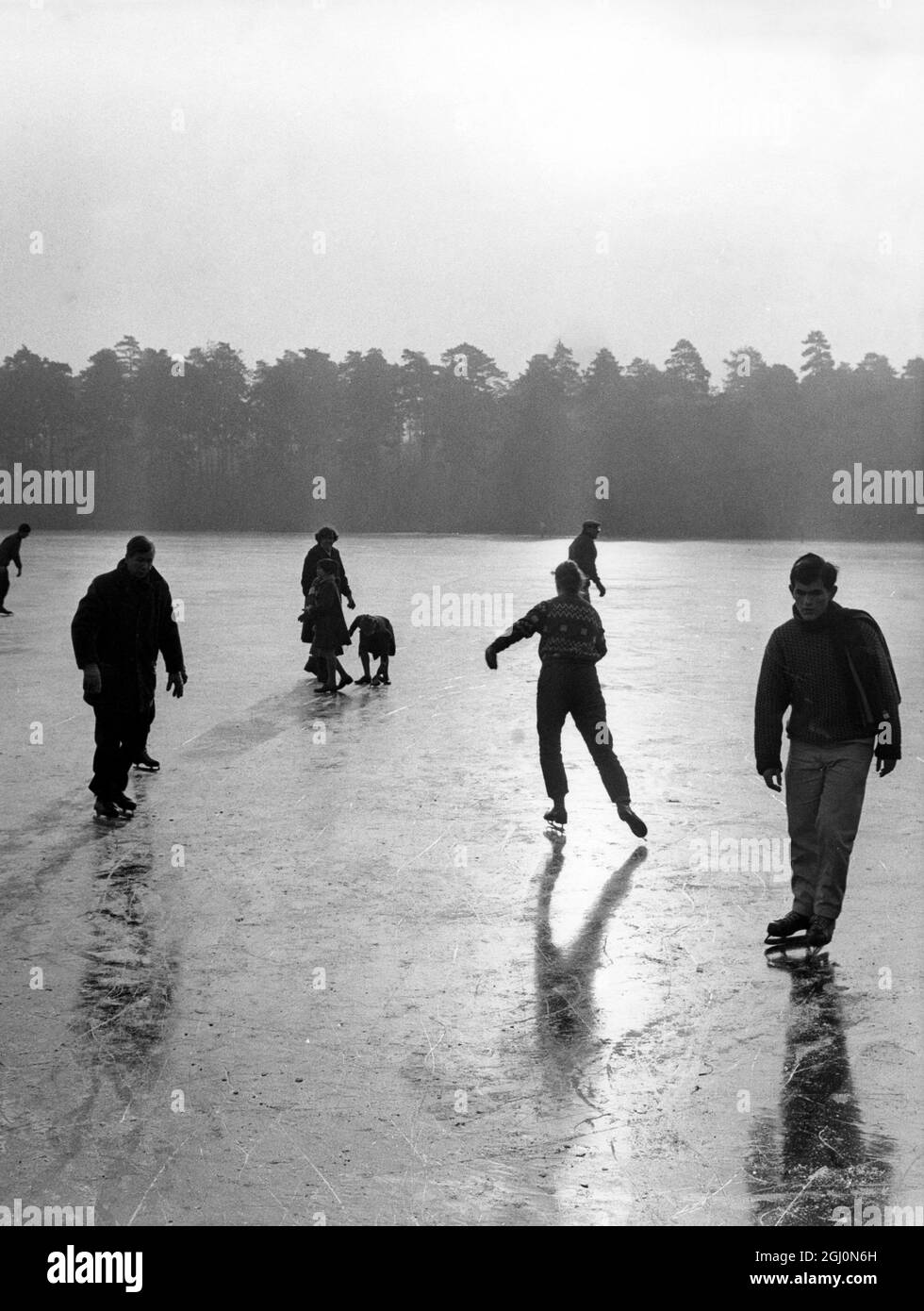 Patineurs profitant du temps de gel sur un étang à Wisley , Surrey , Angleterre le lendemain de Noël . La Grande-Bretagne a eu l'un de ses plus froids Noël pendant quatre-vingt-dix ans . 27 décembre 1961 Banque D'Images