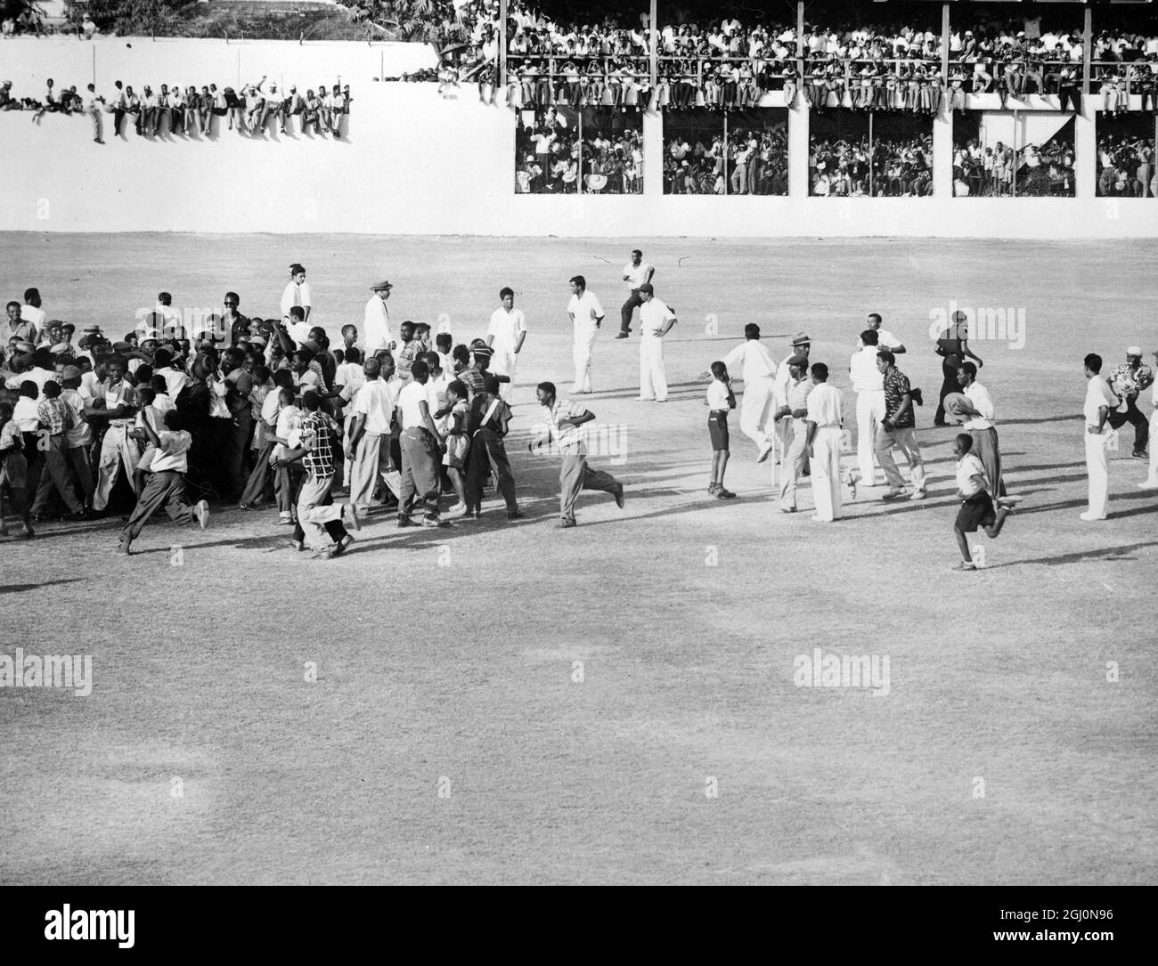Sabina , Park , Jamaïque : Garfield Sobers ( score de 365 ) bat le record de Len Hutton 364 au quatrième jour du troisième match de test entre les Antilles et le Pakistan . West Indies a gagné le match par un gain et 174 courses . 9 mars 1958 Banque D'Images