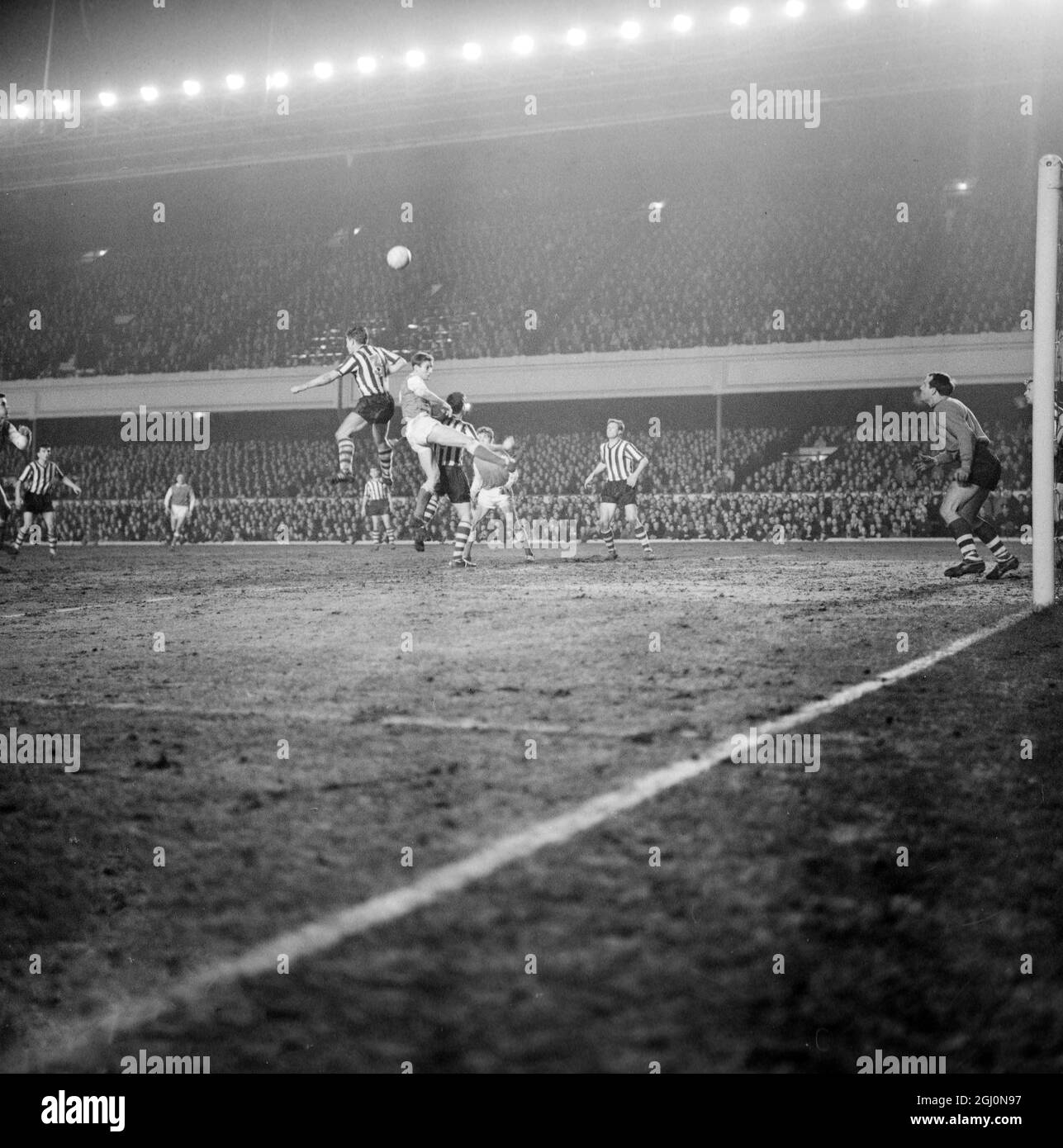 Londres : de gauche à droite : Don Megson , Sheffield mercredi à gauche Retour : Strong , Arsenal à droite , et Eustace , Sheffield à gauche moitié tout monter pour le ballon pendant le match de la quatrième ronde de la FA Cup de ce soir à Highbury , Londres . En remportant par deux buts à zéro , le London Club passe par le tour suivant . 12 mars 1963 Banque D'Images