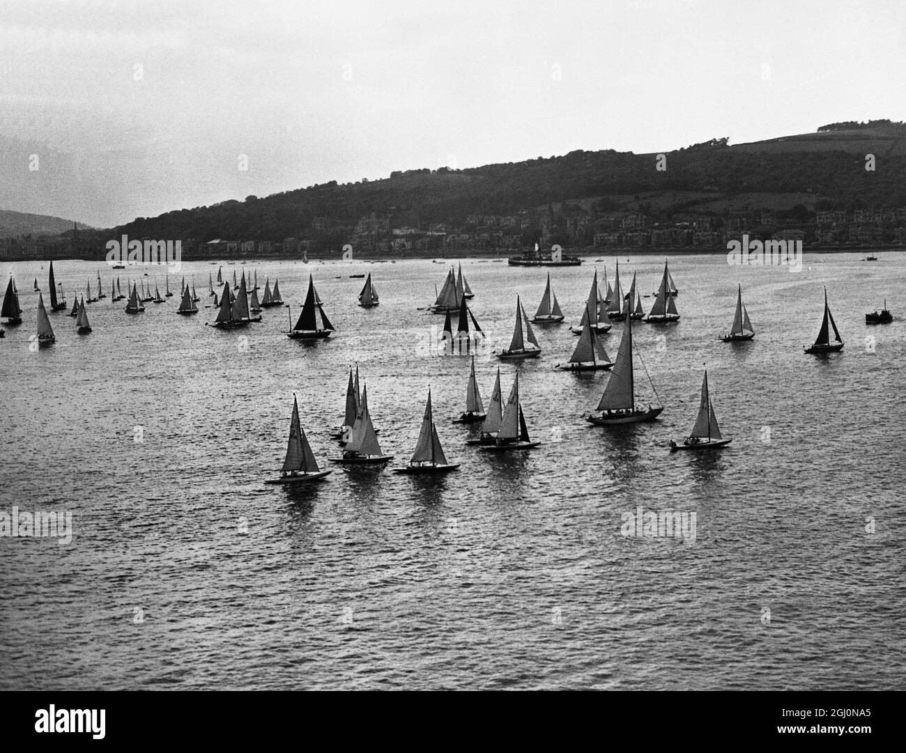 Rothesay Bay , Clyde : de nombreux yachts ponctuent les eaux de Rothesay Bay lorsqu'ils se préparent à participer à la Régate du Centenaire du Royal Clyde Yacht Club . Le duc d'Édimbourg a participé et est arrivé quatrième à la course internationale des Dragon Classis à la barre de son yacht , ' Bluebottle ' . Juillet 1956 Banque D'Images