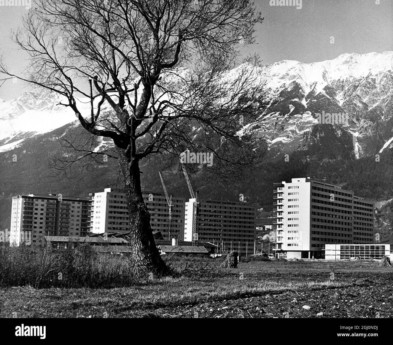 Innsbruck, Autriche : Une vue générale du village olympique d'Innsbruck , photographié sur fond de montagnes des Alpes du Nord. Le village sera ouvert aux athlètes de 33 nations participant aux Jeux Olympiques d'hiver le 15 janvier 1964 . Les Jeux Olympiques commenceront le 29 janvier . Il y a un total de 1013 chambres dans les maisons modernes , avec cuisines et salles à manger au rez-de-chaussée . 20 novembre 1963 Banque D'Images