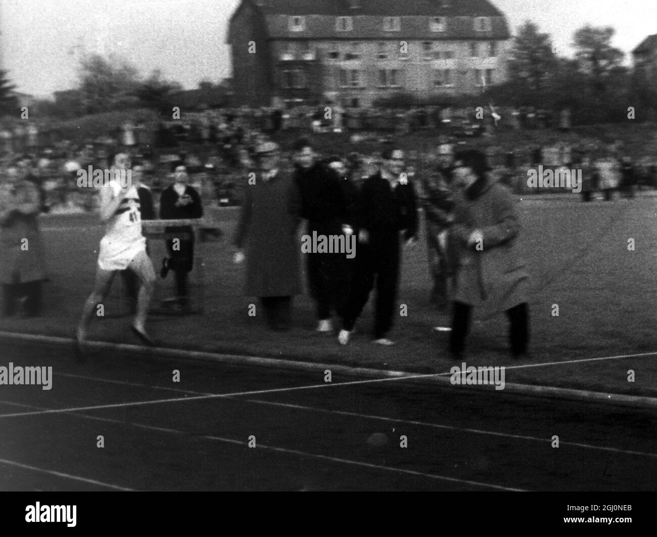 6 mai 1954 Roger Bannister devient le premier homme à briser le mille de quatre minutes de course pour l'Université d'Oxford avec un temps de 3 minutes 59.4 secondes. Photographié pendant la course, Oxford, Angleterre. TopFoto.co.uk Banque D'Images