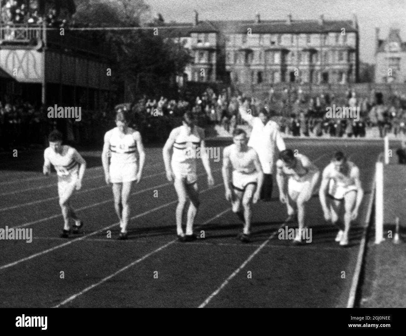 6 mai 1954 Roger Bannister (no 41) devient le premier homme à briser le mille de quatre minutes de course pour l'université d'Oxford avec un temps de 3 minutes 59.4 secondes. Photo au début de la course, Oxford, Angleterre. TopFoto.co.uk Banque D'Images