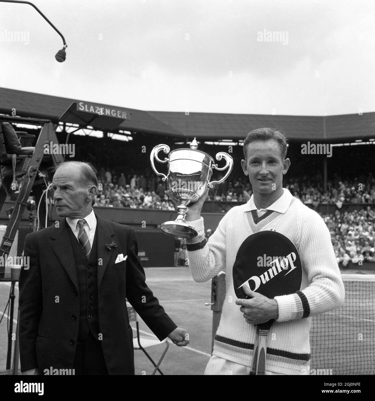 Le Rod laver d'Australie est entré sur le terrain à Wimbledon aujourd'hui le plus populaire depuis des années , pour compléter le Grand Chelem dernier réalisé par Donald Budge en 1938 , les championnats d'Australie , de France , de Wimbledon et des États-Unis . L'australien Mulligan s'est battu galement, mais Laver s'est happé à la victoire le 6-2 6-2 6-1 6 juillet 1962 Banque D'Images