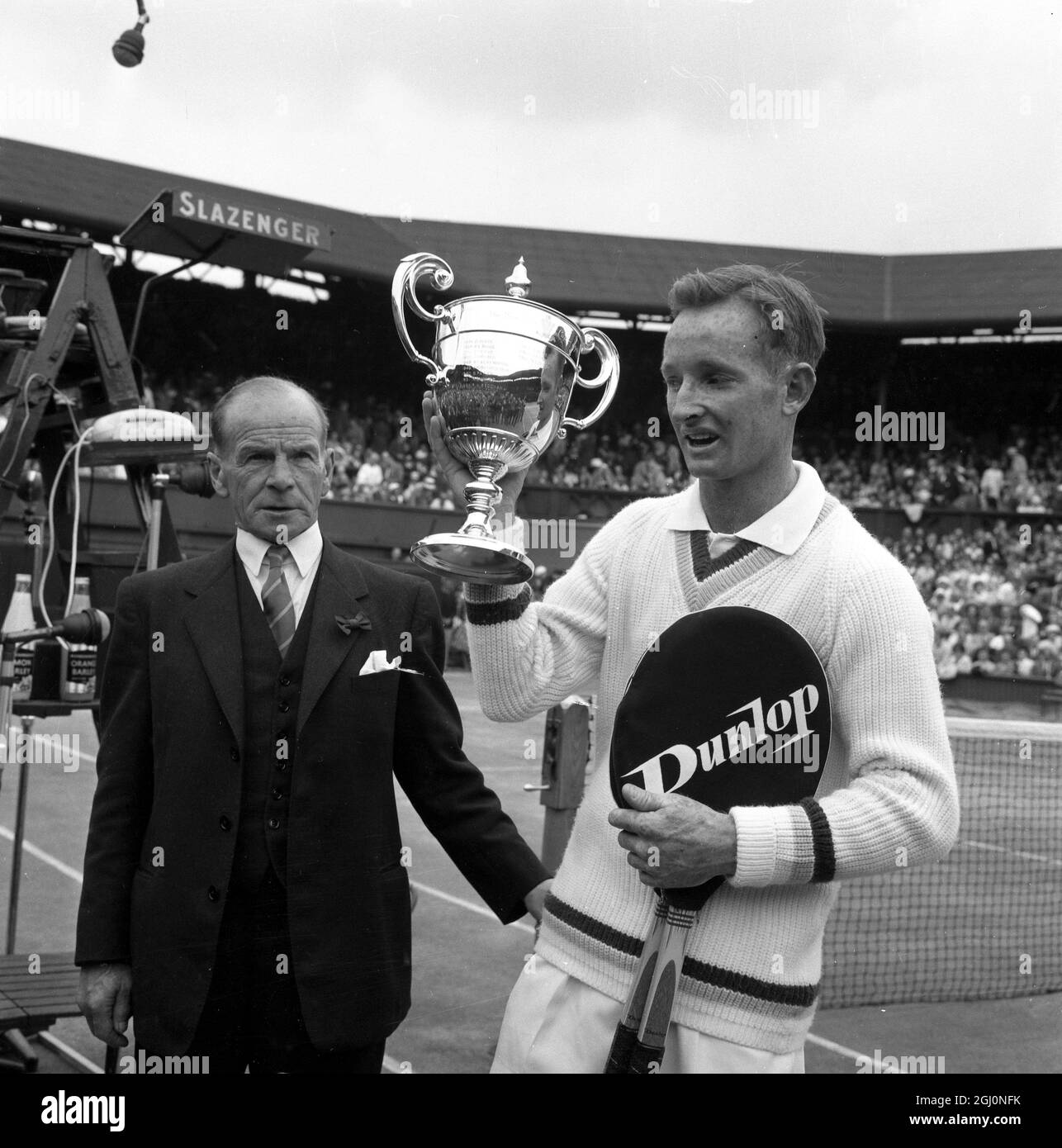 Le Rod laver d'Australie est entré sur le terrain à Wimbledon aujourd'hui le plus populaire depuis des années , pour compléter le Grand Chelem dernier réalisé par Donald Budge en 1938 , les championnats d'Australie , de France , de Wimbledon et des États-Unis . L'australien Mulligan s'est battu galement, mais Laver s'est happé à la victoire le 6-2 6-2 6-1 6 juillet 1962 Banque D'Images