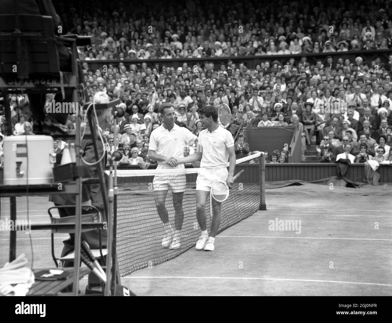 Martin Mulligan , d'Australie, 21 ans, qui a surpris le monde du tennis en atteignant la finale des singles hommes à Wimbledon , félicite le compatriote Rod laver (à gauche) , après avoir remporté la finale de l'afternnon en trois matchs de droite . Laver a terminé le Grand Chelem dernier remporté par Donald Budge en 1938 , les championnats d'Australie , de France , de Wimbledon et des États-Unis . 6 juillet 1962 Banque D'Images