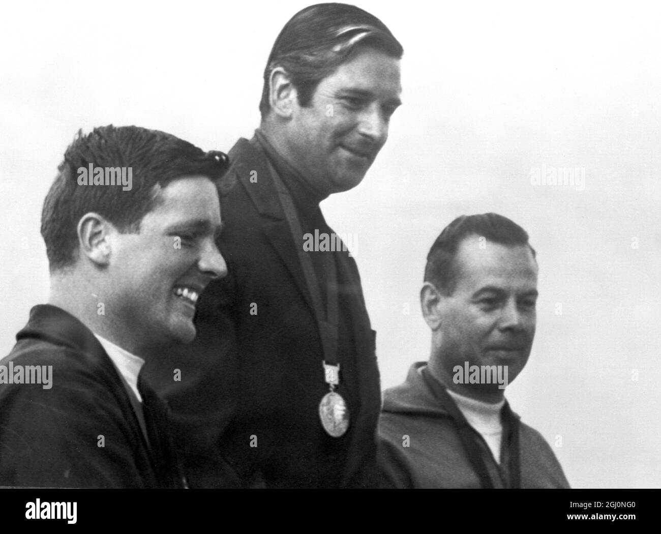 Deuxième or pour la Grande-Bretagne . Mexico ; Robert Braithwaite ( centre ), de Grande-Bretagne , médaillé d'or dans le tir de pigeon d'argile des XIXe Jeux Olympiques . A gauche , médaillé d'argent Thomas Garrigus des Etats-Unis et à droite , médaillé de bronze , Kurt Czekalla de l'Allemagne de l'est . C'était la deuxième médaille d'or de la Grande-Bretagne des jeux . 20 octobre 1968 Banque D'Images
