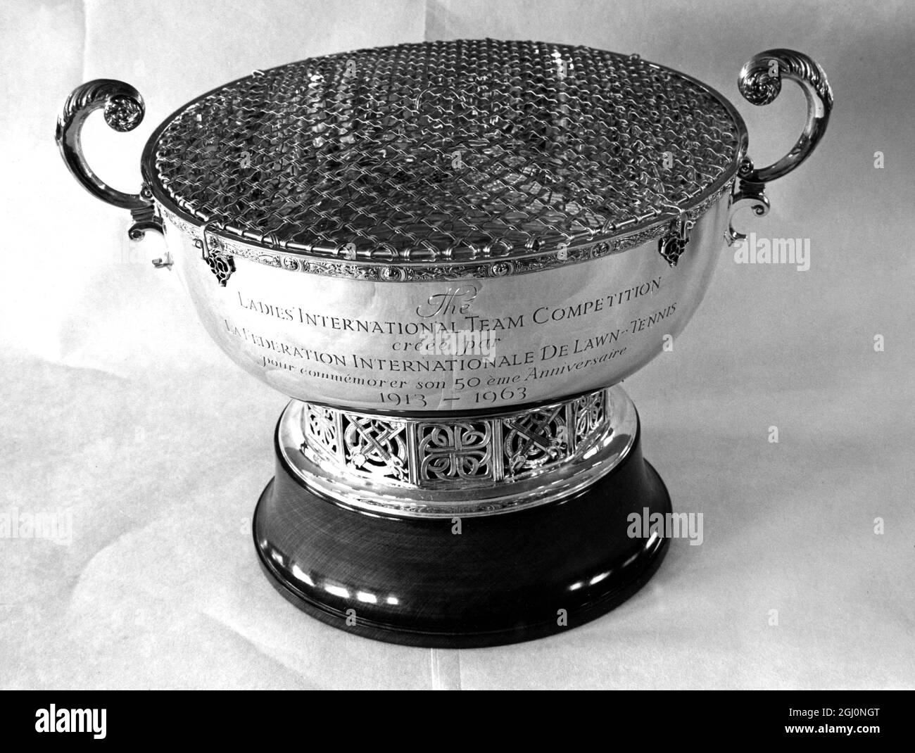 La coupe de la Fédération - 17 juin 1963, qui a été instituée en 1963 pour célébrer le 50ème anniversaire de l'I.L.T.F. et sera décernée à l'équipe qui remportera le Concours international des dames au Queen's Club de Londres le 17-20 juin. ©TopFoto Banque D'Images