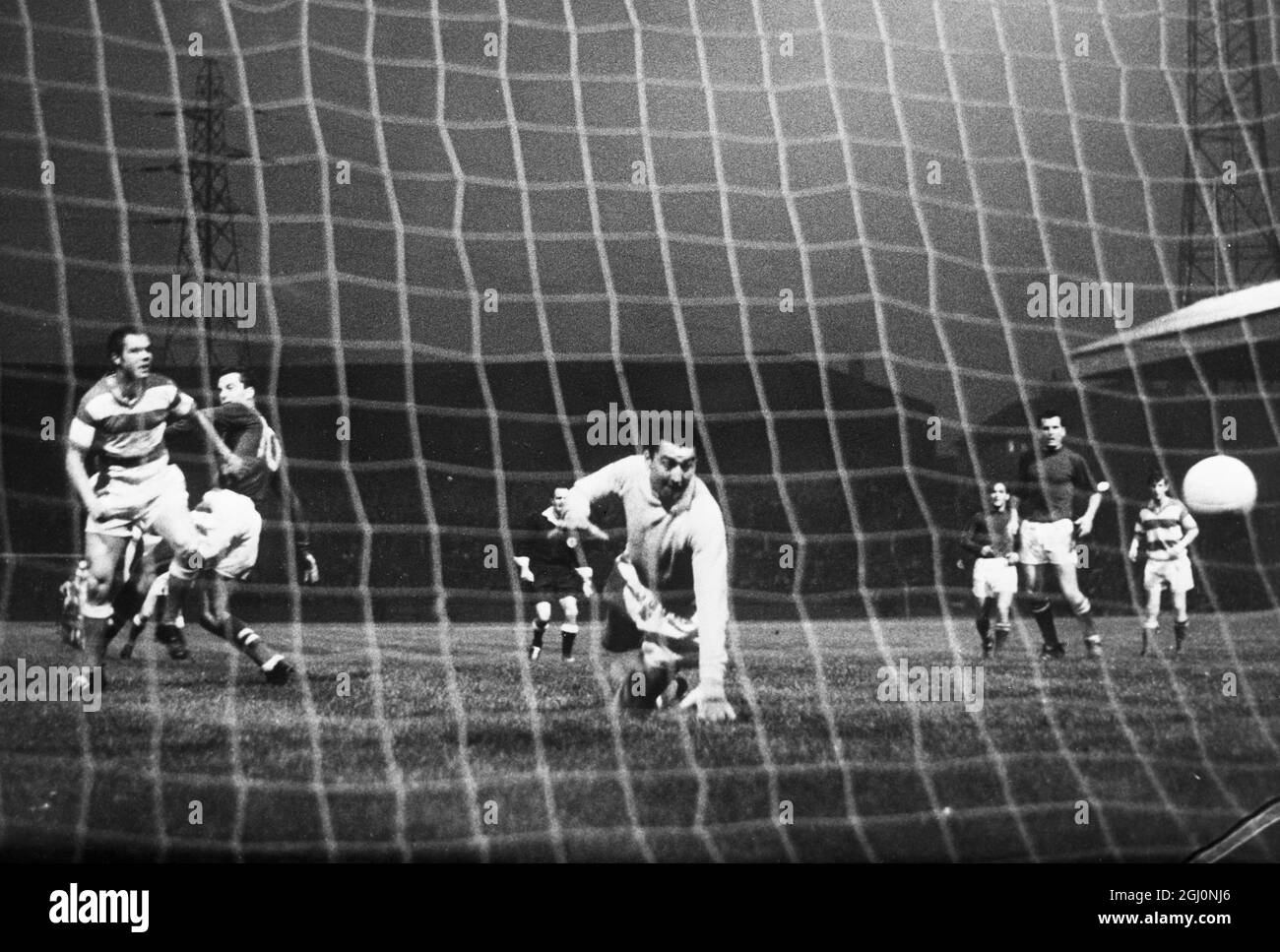 Parkhead , Glasgow ; ce coup de Chalmers du Celtic ( n° 10 ) sur la gauche , dépasse le but de Hamilton - gardien Lamont pour enregistrer le premier but du Celtic dans la première partie de la coupe de la Ligue écossaise , quart - finale de match à Parkhead . Le but était le premier - coureur de dix . Le match s'est terminé par une victoire 10 - 0 pour le Celtic . 13 septembre 1968 Banque D'Images