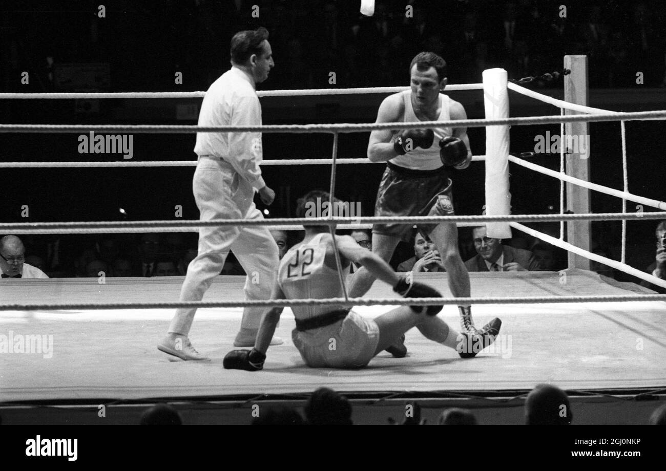 Briton battu dans le championnat amateur de boxe Berlin est, Allemagne le Britannique Welterweight Hawkins est floored par le polonais Kulej qui a gagné l'épreuve dans le 16ème championnat européen de boxe amateur dans la salle Werner-Seelenbinder le 22 mai. 22 mai 1965 Banque D'Images